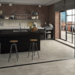 Płytki ASCOT CITY Grigio 60x120 mat CI12640R w salonie